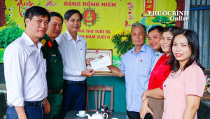 Chủ tịch UBMTTQVN phường thăm, tặng quà gia đình chính sách...