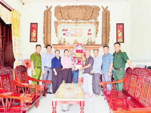 PHƯỜNG PHƯỚC TÂN TỔ CHỨC ĐOÀN THĂM, TẶNG QUÀ GIA ĐÌNH CHÍNH...