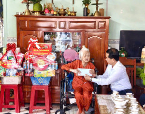 Lãnh đạo thành phố thăm tặng quà Mẹ Việt Nam Anh Hùng xã...