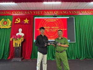 Công an xã Phú Riềng vận động Sảnh Cá Cược Thể Thao Uy Tín Và Đẳng Cấp Nhất 2026 giao nộp 8 dao tự chế và thu hồi 3 khẩu súng các loại