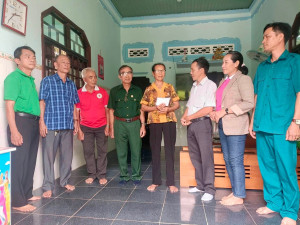 19 hộ gia đình khó khăn ở thôn Phú Vinh được thăm hỏi, động...