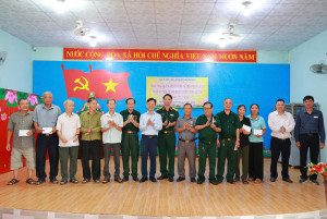 Phú Riềng tặng quà tri ân 52 người có công của thôn Phú Hưng...