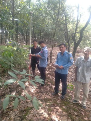 XÃ PHÚ TRUNG PHỐI HỢP ĐO ĐẠC, XÁC ĐỊNH RANH GIỚI ĐẤT VỚI...