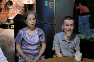 LÃNH ĐẠO XÃ PHÚ TRUNG THĂM, TẶNG QUÀ, MỪNG THỌ CÁC CỤ TRÒN...
