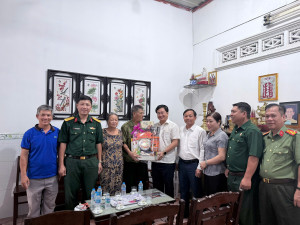 UBND XÃ PHÚ VINH TỔ CHỨC THĂM, TẶNG QUÀ GIA ĐÌNH CHÍNH SÁCH,...