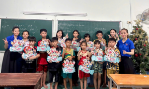 CHƯƠNG TRÌNH “TẶNG QUÀ CHO CÁC BÉ THIẾU NHI” CỦA CHI ĐOÀN SỞ...