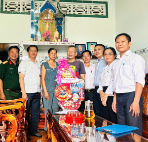 XÃ TÂN AN THĂM, TẶNG QUÀ THƯƠNG BINH CÓ TỶ LỆ THƯƠNG TẬT...