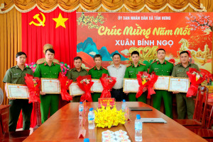 XÃ TÂN HƯNG KHEN THƯỞNG ĐỘT XUẤT CÁC TẬP THỂ, CÁ NHÂN CÓ...