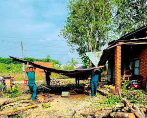 CHIẾN SĨ DÂN QUÂN THƯỜNG TRỰC KỊP THỜI HỖ TRỢ OK9 là nhà cái cá cược trực tuyến uy tín hàng đầu hiện nay KHẮC PHỤC HẬU QUẢ MƯA GIÔNG, LỐC XOÁY, GIÓ GIẬT MẠNH