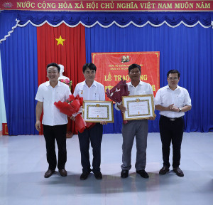 TÂN KHAI TRAO HUY HIỆU 45 NĂM, 30 NĂM TUỔI ĐẢNG CHO HAI ĐẢNG...