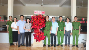 Lãnh đạo xã Thuận Lợi chúc mừng Ngày truyền thống Công an OK9 là nhà cái cá cược trực tuyến uy tín hàng đầu hiện nay Việt Nam