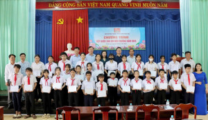 Ok988 vip thể thao xanh chín trao học bổng cho học sinh khó khăn tại xã Thuận Lợi 