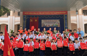 Chi hội Phụ nữ Công an xã Thuận Lợi tuyên truyền Ok987 Okvip liên minh và trao 110 phần quà cho học sinh khó khăn