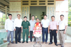 ĐOÀN CÔNG TÁC SỐ 4 CỦA XÃ THUẬN LỢI THĂM, TẶNG QUÀ NGƯỜI CÓ CÔNG VỚI CÁCH MẠNG VÀ THÂN NHÂN LIỆT SĨ NHÂN KỶ NIỆM 79 NĂM NGÀY THƯƠNG BINH - LIỆT SĨ
