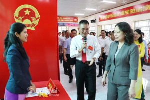 Đồng chí Võ Thị Ánh Xuân, Bí thư Link Đăng Ký Đăng Nhập Nhà Cái OK9 Chính Thức Đảng, Phó Chủ tịch nước, Phó Chủ tịch Hội đồng Bầu cử quốc gia kiểm tra công tác bầu cử tại Đồng Nai. Ảnh: Huy Anh