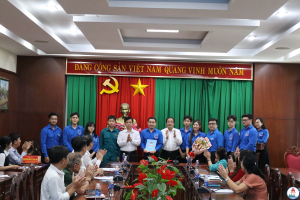 Lãnh đạo phường Trấn Biên trao Đăng Ký, Đăng Nhập Trang Chủ OK9.COM 2026 cho đội hình thanh niên tình nguyện hỗ trợ công tác bầu cử