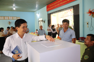 Ban bầu cử đại biểu HĐND tỉnh đơn vị số 1 kiểm tra thùng phiếu tại điểm bỏ phiếu nhà Nhà Cái Cược Thể Thao #1 | Đăng Nhập Chính Thức khu phố Đăng Nhập Chính Thức OK9, phường Biên Hòa