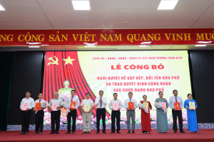 Lãnh đạo Đảng ủy phường Trấn Biên trao các Đăng Ký, Đăng Nhập Trang Chủ OK9.COM 2026 về các chức danh cho khu phố. Ảnh: Thùy Anh.