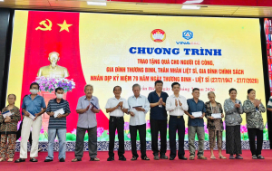 Trao tặng 114 phần quà cho các gia đình có công, gia đình...