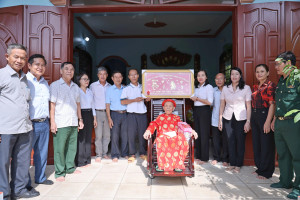 Phường Trảng Bom: Thăm, chúc thọ người cao tuổi tròn 100...