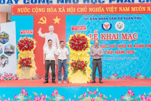 Đồng chí Nguyễn Anh Tuấn - Phó Giám đốc Trung tâm Huấn luyện và thi đấu thể thao Sảnh Cá Cược Thể Thao Uy Tín OK9 và đ/c Nguyễn Văn Linh - Phó Bí thư Đảng ủy, Chủ tịch UBND xã trao lẵng hoa chúc mừng Lễ khai mạc OK9 là nhà cái cá cược trực tuyến uy tín hàng đầu hiện nay TDTT xã Xuân Phú