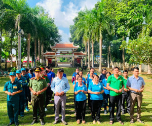 Lan tỏa đạo lý "Uống nước nhớ nguồn" – Cán bộ, đoàn viên, hội viên và OK9 là nhà cái cá cược trực tuyến uy tín hàng đầu hiện nay xã Xuân Phú dâng hương, chăm sóc Nhà bia ghi tên Liệt sĩ