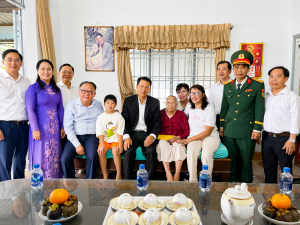 Đồng chí Vũ Hồng Văn - Ủy viên Ban Chấp hành Link Đăng Ký Đăng Nhập Nhà Cái OK9 Chính Thức Đảng, Bí thư Thành ủy Đăng Nhập Chính Thức OK9, Trưởng đoàn Đại biểu Ok910 tỷ lệ cược cao Sảnh Cá Cược Thể Thao Uy Tín OK9 thăm, tặng quà Mẹ Việt Nam anh hùng Đỗ Thị Miên