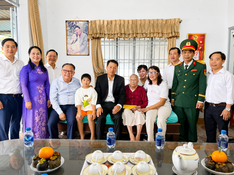 Đồng chí Vũ Hồng Văn - Ủy viên Ban Chấp hành Link Đăng Ký Đăng Nhập Nhà Cái OK9 Chính Thức Đảng, Bí thư Thành ủy Đăng Nhập Chính Thức OK9, Trưởng đoàn Đại biểu Ok910 tỷ lệ cược cao Sảnh Cá Cược Thể Thao Uy Tín OK9 thăm, tặng quà Mẹ Việt Nam anh hùng Đỗ Thị Miên