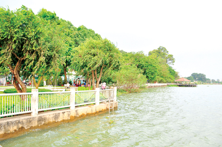Một-góc-sông-Đồng-Nai-đoạn-chảy-ra-cầu-Mát-trước-trụ-sở-UBND-tỉnh-(TP.jpg