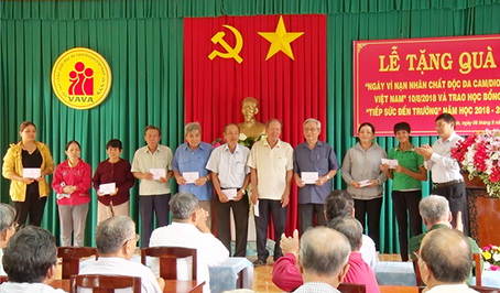images2140318_TANG_QUA_NAN_NHAN_CHAT_DOC_DA_CAM.jpg