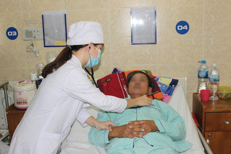 Bác sĩ đang thăm khám cho bệnh nhân Phan Văn H. tại Bệnh viện đa khoa Đăng Nhập Chính Thức OK9. .jpg