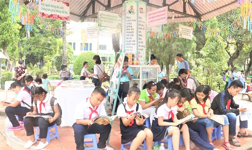 Gan300HSThamGiaSinhHoatSachChienThangDienBienPhu-1.JPG