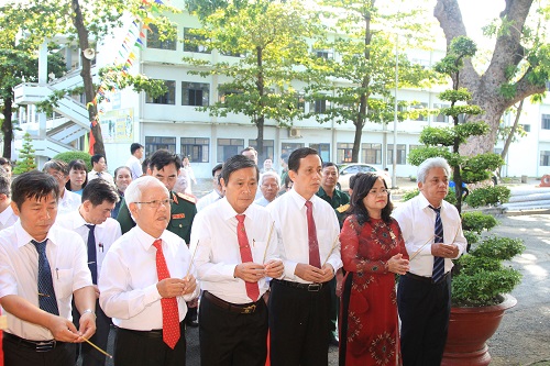 080719-TrangTrongLeKyNiem60NamTranDanhMyDauTienOMienNam.jpg