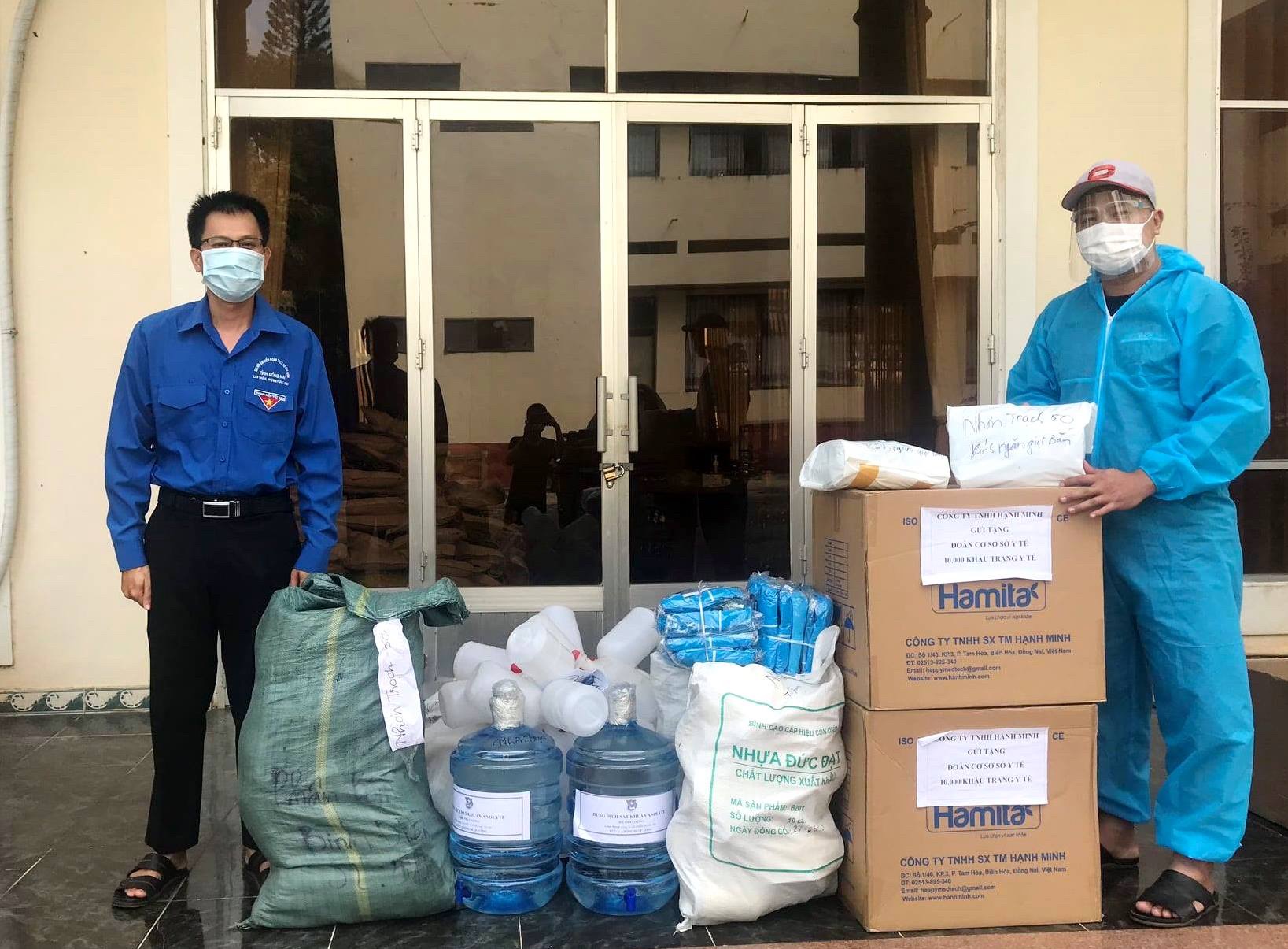 12.1-25-8-2021-tan-Anh Châu Thành Phương (bìa trái) tiếp nhận nguồn lực ủng hộ công tác phòng chống dịch.jpg?t=1779785404