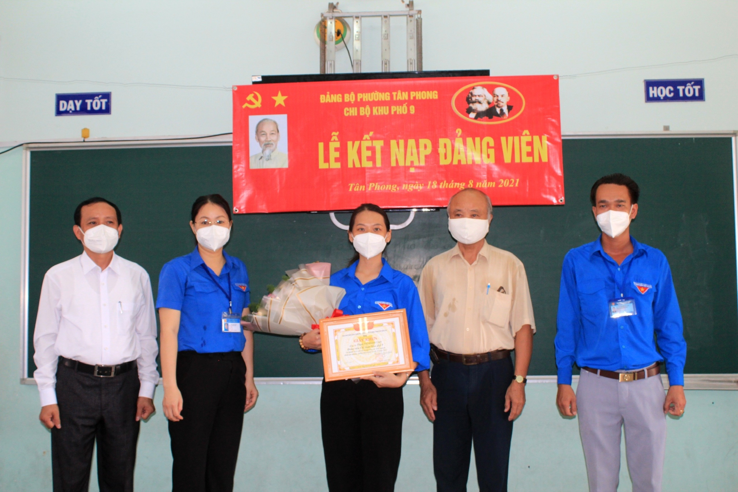 1.2-26-8-2021-tan-được kết nạp Đảng đột xuất.jpg?t=1779785404