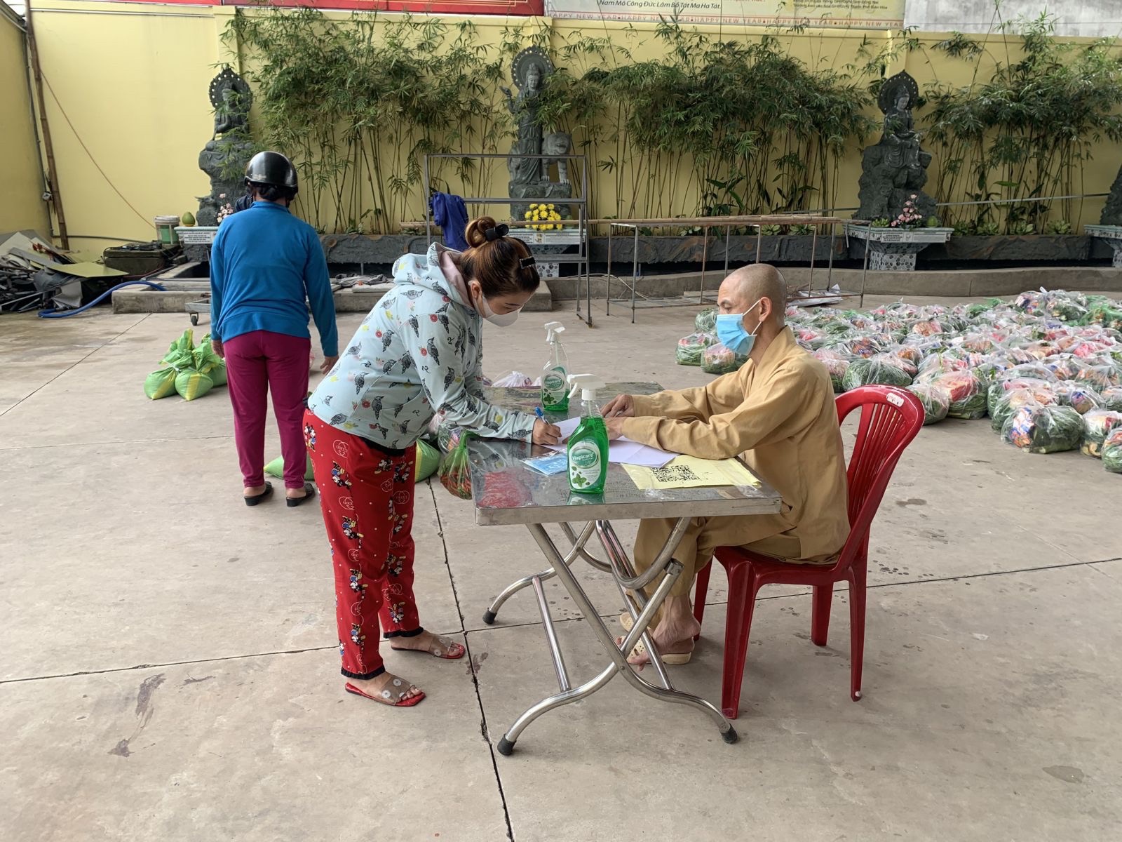1.1 27-8-2021-tan Chùa Trúc Lâm Viên Nghiêm (TP.Biên Hòa) tặng quà cho Sảnh Cá Cược Thể Thao Uy Tín Và Đẳng Cấp Nhất 2026 có hoàn cảnh khó khăn trong dịch bệnh.jpg?t=1779785404