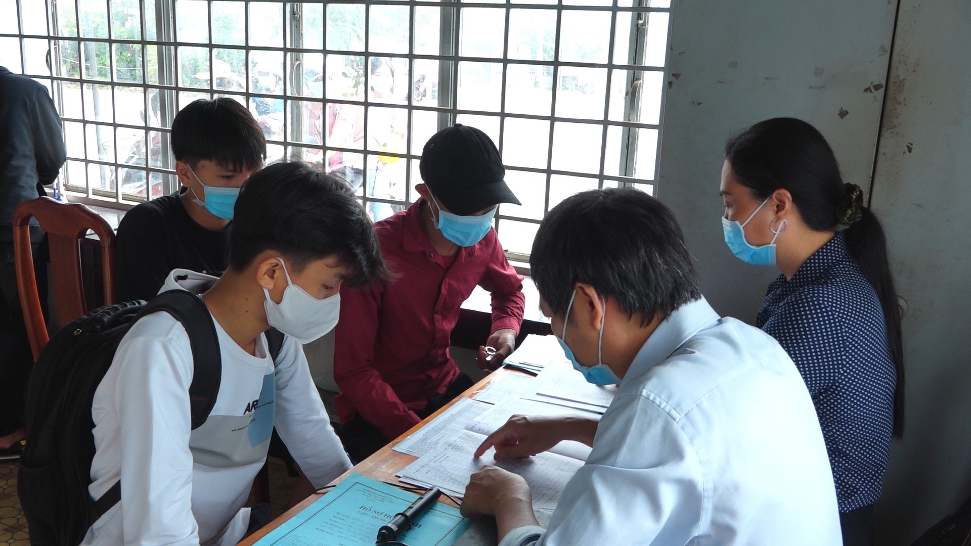 3.1-28-8-2021-tan Thí sinh nghe tư vấn tuyển sinh.jpg?t=1779785404