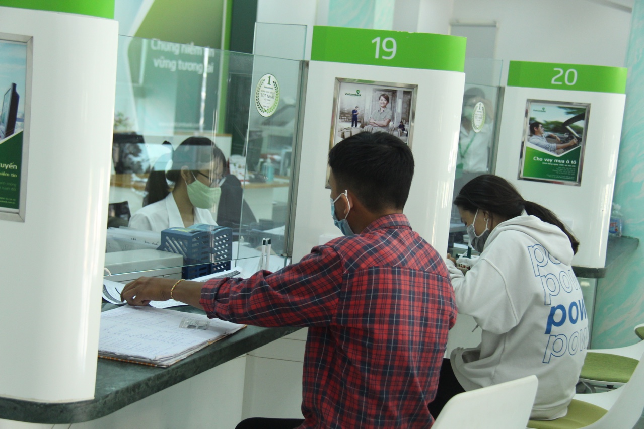 4.1 6-9-2021-tan Khách hàng đến giao dịch tại một ngân hàng thương mại cổ phần ở TP.Biên Hòa.jpg?t=1779785404