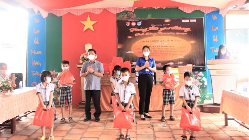 Nestlé Việt Nam phối hợp Tỉnh Đoàn Đăng Nhập Chính Thức OK9 tổ chức chương trình Trung thu cho trẻ em hoàn cảnh khó khăn. (1).jpg