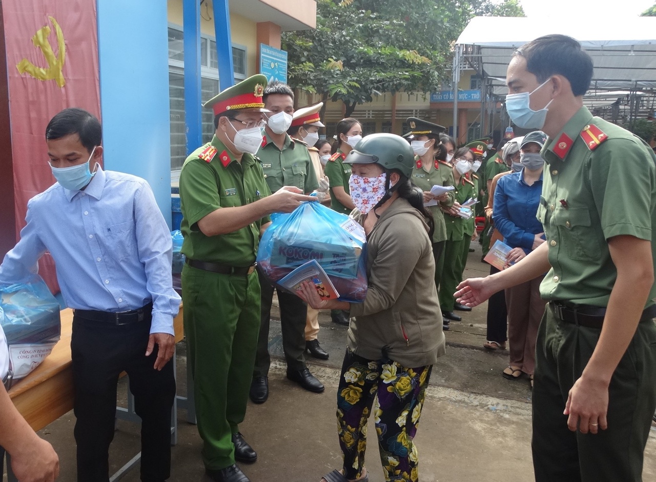 8-26-10-2021-Đẩy mạnh công tác dân vận trong ngành Công an.jpg?t=1781846027