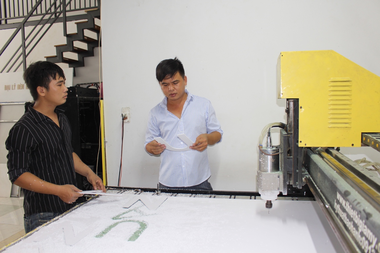 2.1-9-11-2021-tan Anh Nam (bên phải) hướng dẫn nhân viên trong 1 công đoạn thiết kế.jpg?t=1779785404