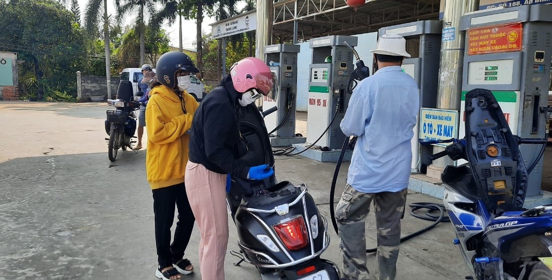 2.1-12-11-2021-tan Xăng dầu tăng giá cũng góp phần làm cho cước vận tải tăng.jpg?t=1779785404