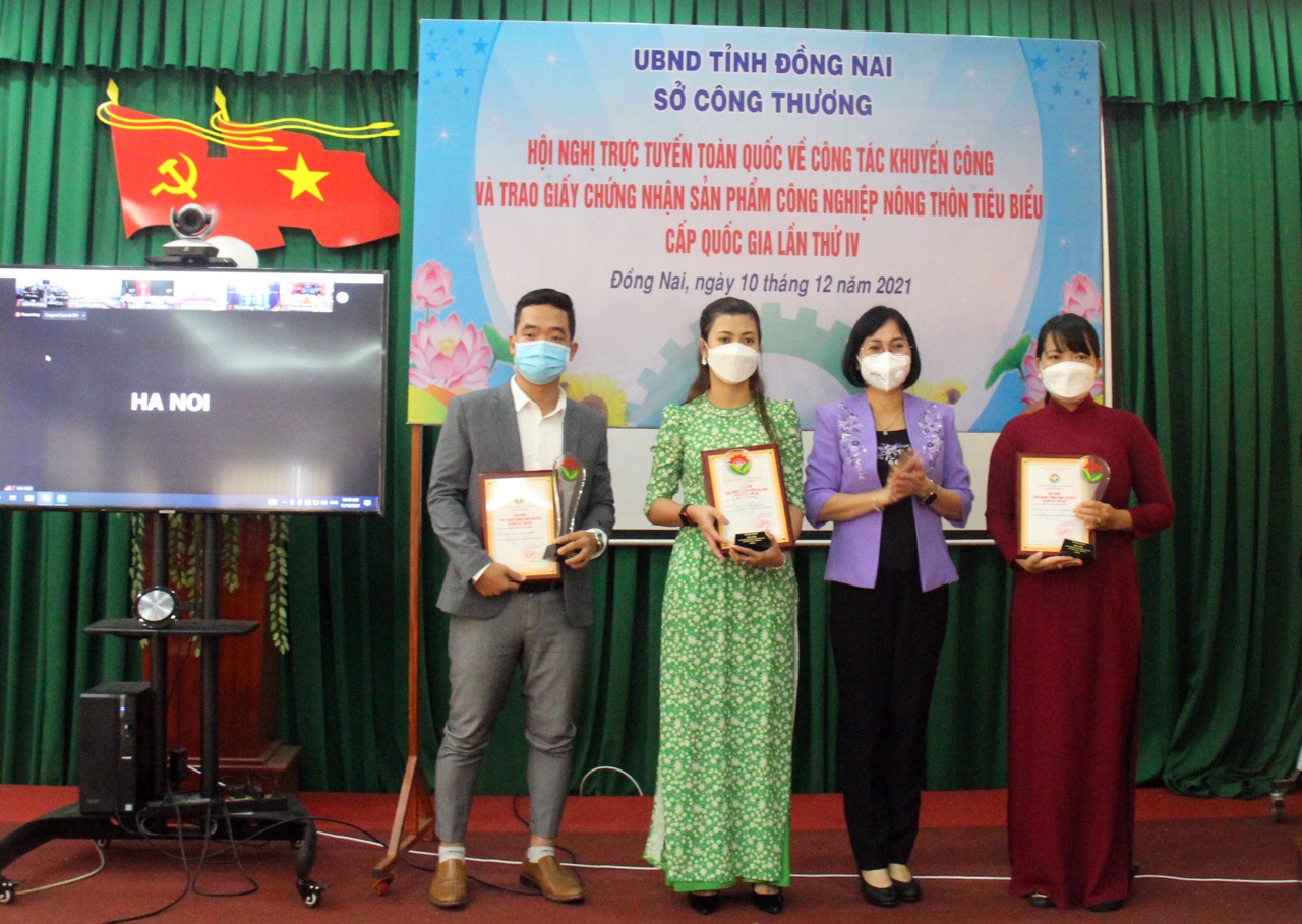 14.12-Trao chứng nhận cho 3 sản phẩm Ok986 kèo WC 2026 nông thôn.jpg