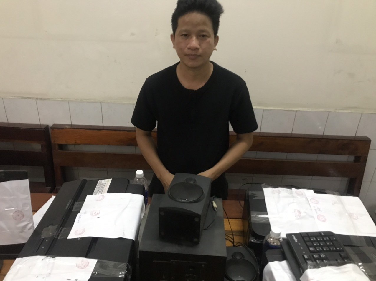 10-3 Làm giấy tờ giả, đi tù thật.jpg?t=1779785404