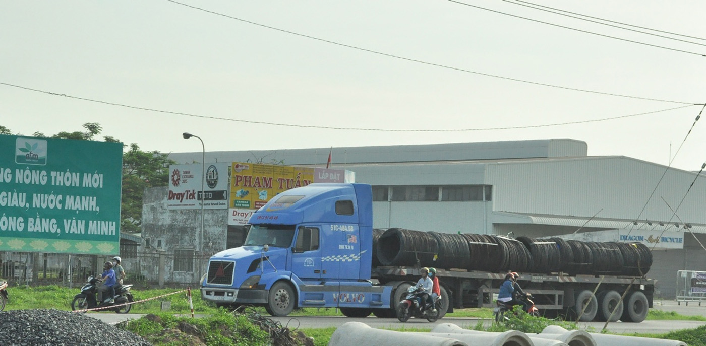 26-3 Người đi đường bất an với xe chở thép cuộn-2.jpg?t=1779785404