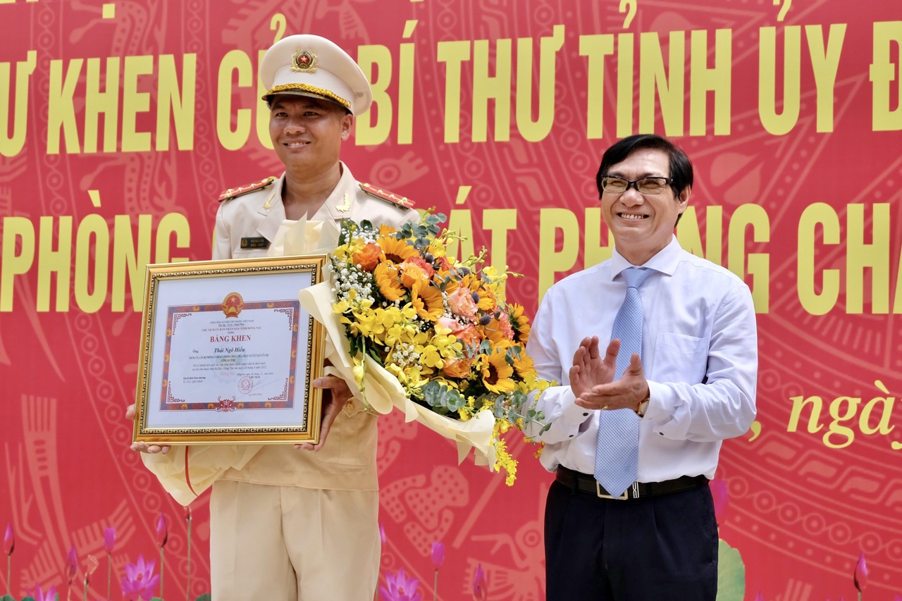 12-4 Thăng quân hàm vượt cấp và khen thưởng đột xuất Đại úy công an-2.jpg?t=1779785404