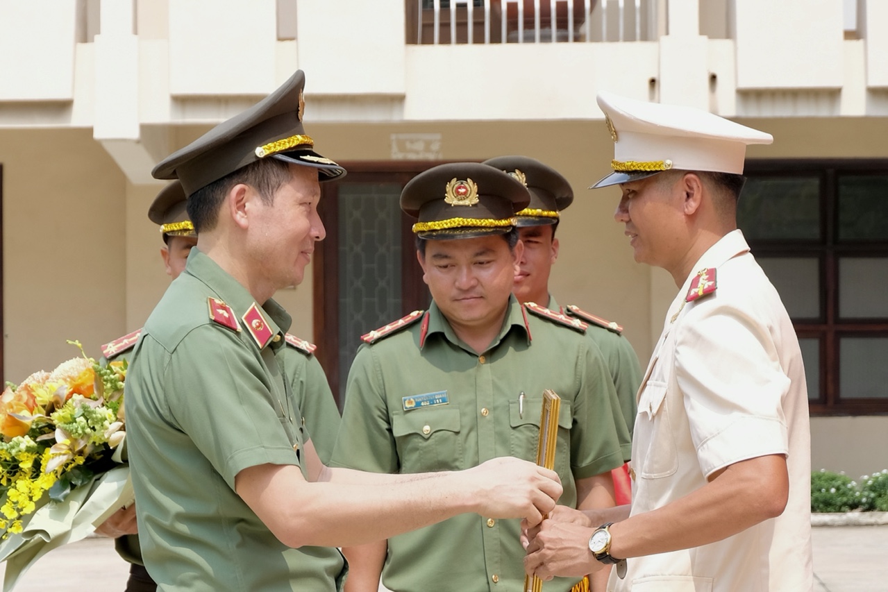 12-4 Thăng quân hàm vượt cấp và khen thưởng đột xuất Đại úy công an-3.jpg?t=1779785404