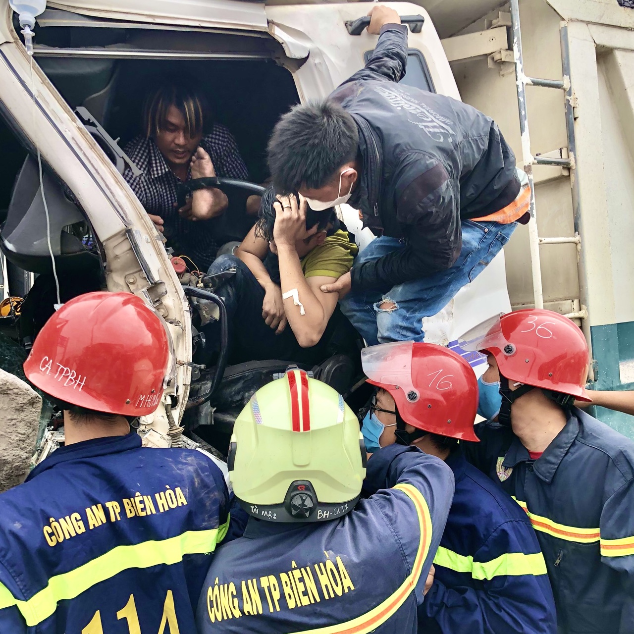 19-4 Công an TPBiên Hòa giải cứu 1 nạn nhân mắc kẹt trong xe ô tô.jpg?t=1779785404
