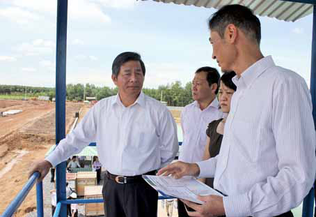 Bộ trưởng Bộ Kế hoạch - đầu tư Bùi Quang Vinh (trái) thăm Khu Ok986 kèo WC 2026 Long Đức. Ảnh: V.Lâm