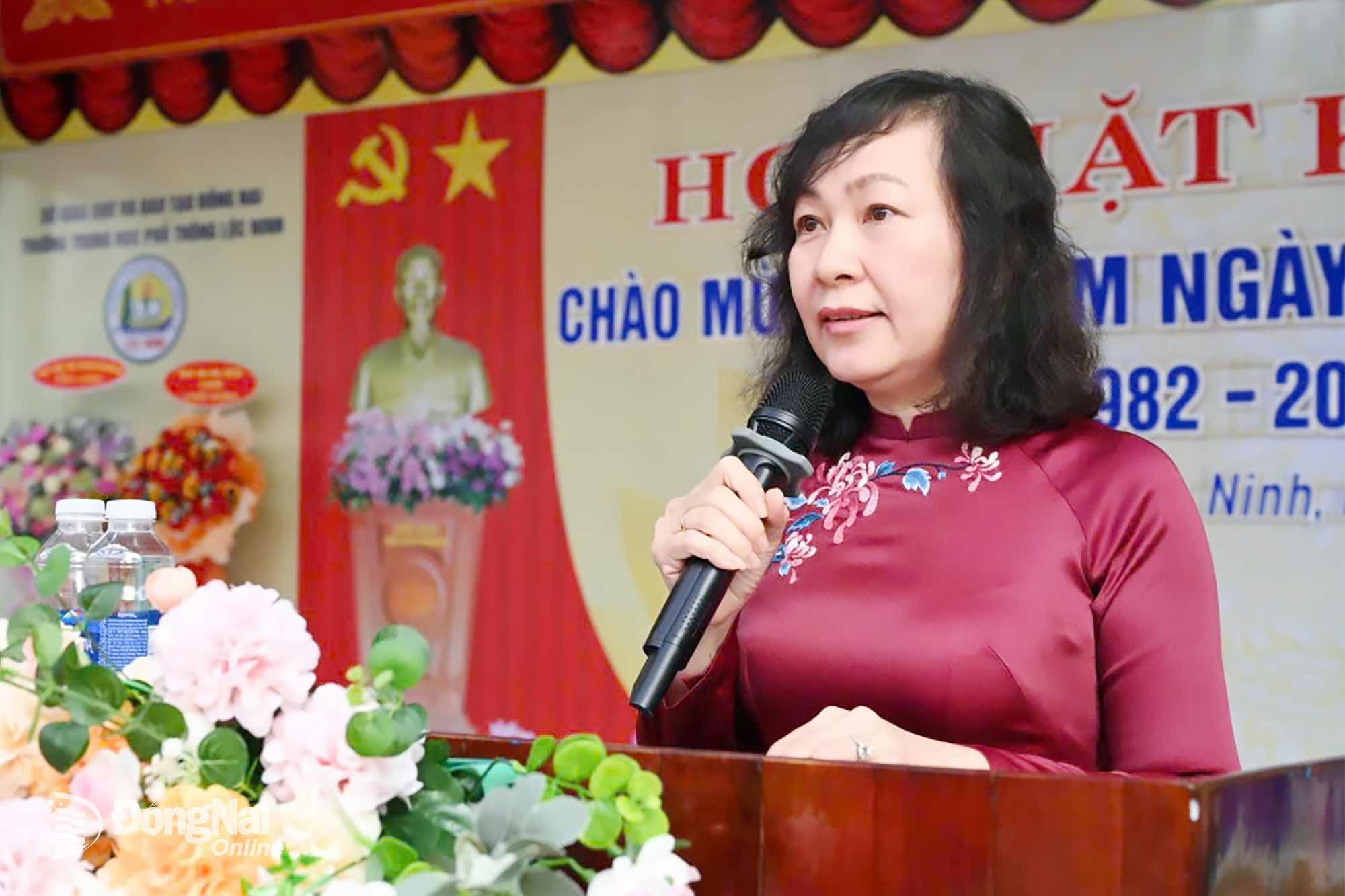 Phó Bí thư Tỉnh ủy Huỳnh Thị Hằng dự họp mặt 20-11 tại Trường THPT Lộc Ninh